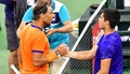 テニス、BNPパリバ・オープン、男子シングルス準決勝。試合を終え、握手を交わすカルロス・アルカラス（右）とラファエル・ナダル（2022年3月19日撮影）。(c)Frederic J. BROWN/ AFP