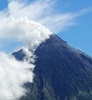 噴煙を上げるフィリピン・ルソン（Luzon）島のマヨン（Mayon）山（2013年5月7日撮影）。(c)AFP/Charism Sayat