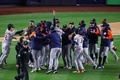 22MLB、ア・リーグ優勝決定シリーズ（7回戦制）、ニューヨーク・ヤンキース対ヒューストン・アストロズ。ワールドシリーズ進出を喜ぶヒューストン・アストロズの選手（2022年10月23日撮影）。(c)Al Bello/Getty Images/AFP