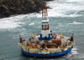 米アラスカ（Alaska）州南コディアック島（Kodiak Island）に座礁した海底油田掘削施設「クルック（Kulluk）」（2013年1月3日撮影）。(c)AFP/US Coast Guard/Petty Officer 2nd Class Zachary Painter
