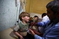 シリアの首都ダマスカス近郊ドゥマに設置された仮の治療施設で治療を受ける、空爆で負傷した少年。空爆はシリア政府軍によるものと報じられた（2015年10月30日撮影）。(c)AFP/ABD DOUMANY