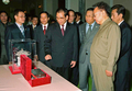 2007年10月17日、平壌（Pyongyang）で、北朝鮮を訪問中のベトナム共産党のノン・ドク・マイン（Nong Duc Manh）書記長（中央）と歓談する金正日（Kim Jong Il）総書記。(c)AFP/KCNA via KNS