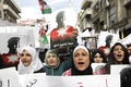 ヨルダンの首都アンマンで、イスラム過激派「イスラム国」に殺害されたヨルダン軍パイロットとの連帯を示すデモに参加した人たち（2015年2月6日撮影）。(c)AFP/KHALIL MAZRAAWI
