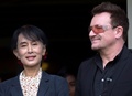 ノルウェーでの国際会議に出席したミャンマーのアウン・サン・スー・チー氏とロックバンド「U2」のボノ氏（2012年6月18日撮影）。(c)AFP PHOTO / DANIEL SANNUM LAUTEN