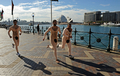 オーストラリア・シドニー港（Sydney Harbour）の海岸沿いで、ヌードスーツを着てジョギングするインド人観光客と英国人観光客ら（2009年5月26日撮影）。(c)AFP/Torsten BLACKWOOD