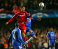 チェルシーのミヒャエル・バラック（%%Michael Ballack%%）とハイボールを競るリバプールのフェルナンド・トーレス（%%Fernando Torres%%）。（2008年4月30日撮影）(c)AFP/CARL DE SOUZA