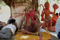 インド・ニューデリーで木陰に座る人々（2020年5月26日撮影）。(c)Money SHARMA / AFP