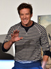 映画『ローン・レンジャー（The Lone Ranger）』のプロモーションのため来日中の米俳優アーミー・ハマー（Armie Hammer）が13日、都内で行われた来日記者会見に出席した。ハマーがジョニー・デップ（Johnny Depp）と共に主演を務め、ジェリー・ブラッカイマー（Jerry Bruckheimer）が製作として参加している同作は、8月2日から全国で公開される。会見には、天野ひろゆき（Hiroyuki Amano）と平愛梨（Airi Taira）も登場した（2013年5月13日撮影）。(c)AFP/Yoshikazu TSUNO