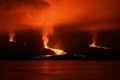 エクアドル・ガラパゴス諸島のイサベラ島で起きたシエラネグラ火山の噴火と斜面を流れ下る溶岩（2018年6月27日撮影）。(c)AFP PHOTO / GALAPAGOS NATIONAL PARK / GIANCARLO TOTI