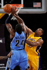 08-09NBA西カンファレンスプレーオフ1回戦、ロサンゼルス・レイカーズ（%%Los Angeles Lakers%%）対ユタ・ジャズ（%%Utah Jazz%%）第5戦。試合はレイカーズが107-96で勝利し、通算戦績を4勝1敗として同準決勝に進んだ。レイカーズは、コービー・ブライアント（%%Kobe Bryant%%）が両チーム最多の31得点を奪って勝利し、5戦目でジャズとのプレーオフ1回戦を制した。写真はジャズのポール・ミルサップ（%%Paul Milsap%%、左）のシュートをブロックするレイカーズのアンドリュー・バイナム（%%Andrew Bynum%%）。（2009年4月27日撮影）(c)AFP/Getty Images/Kevork Djansezian