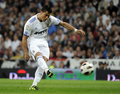 10-11スペイン1部リーグ第32節、レアル・マドリード（Real Madrid）対FCバルセロナ（FC Barcelona）。シュートを放つレアル・マドリードのクリスティアーノ・ロナウド（Cristiano Ronaldo、2011年4月16日撮影）。(c)AFP/JAVIER SORIANO