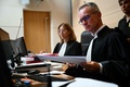 南仏アビニョンの裁判所で、ドミニク・P被告の公判に臨む検察官ら（2024年9月2日撮影）。(c)Christophe SIMON / AFP