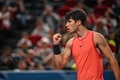 男子テニス、上海マスターズ、シングルス3回戦。ガッツポーズを見せるカルロス・アルカラス（2024年10月6日撮影）。(c)Hector RETAMAL/ AFP