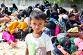 インドネシア・アチェ州サバンに漂着し、浜辺で休息を取るロヒンギャ難民（2023年11月22日撮影）。(c)CHAIDEER MAHYUDDIN / AFP