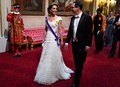 英ロンドンのバッキンガム宮殿での公式晩さん会に向かう英国のキャサリン妃（左）とスティーブン・ムニューシン米財務長官（中央、2019年6月3日撮影）。(c)Victoria Jones / POOL / AFP