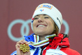 アルペンスキー世界選手権2013（2013 FIS Alpine World Ski Championships）女子滑降。表彰式で金メダルを手に喜ぶフランスのマリオン・ローラン（Marion Rolland、2013年2月10日撮影）。(c)AFP/OLIVIER MORIN