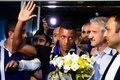 イスタンブールに到着し、空港でフェネルバフチェのファンに出迎えられるナニ（2015年7月5日撮影）。(c)AFP/OZAN KOSE