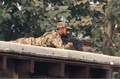 パキスタン北西部ペシャワル（Peshawar）で、イスラム武装勢力による学校襲撃を受け配置に付く同国軍兵士（2014年12月16日撮影）。(c)AFP/Aftab Ahmed
