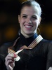 フィギュアスケート欧州選手権（ISU European Figure Skating Championships 2013）、女子シングル・フリースケーティング（FS）。優勝を決め、表彰台で笑顔を見せるカロリーナ・コストナー（Carolina Kostner、2013年1月26日撮影）。(c)AFP/ATTILA KISBENEDEK