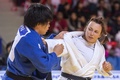 第33回世界柔道選手権、女子78キロ級。準決勝でダリア・ポゴジェレツ（白）と対戦する梅木真美（2015年8月28日撮影）。(c)AFP/JACK GUEZ