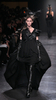 フランス・パリ市内で発表されたアン ドゥムルメステール（Ann Demeulemeester）の11/12年秋冬コレクション（2011年3月3日撮影）。(c)AFP/Pierre Verdy