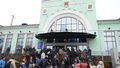 クリミア半島の鉄道駅に集まる、ウクライナ南部ヘルソンから退避した住民（2022年10月26日撮影）。(c)STRINGER / AFP