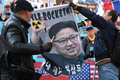 韓国・ソウルで行われた反北朝鮮デモで、金正恩朝鮮労働党委員長の顔写真に落書きをする、親米保守派の活動家ら（2019年2月26日撮影）。(c)Jung Yeon-je / AFP