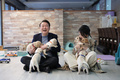 韓国・龍仁にある犬の訓練学校を訪問した尹錫悦大統領夫妻。大統領府提供（2022年12月24日撮影、資料写真）。(c)AFP PHOTO / SOUTH KOREAN PRESIDENTIAL OFFICE