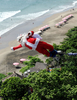 インドネシア・バリ（Bali）島、デンパサール（Denpasar）のクタ（Kuta）ビーチで2日、サンタクロース姿に扮してのバンジージャンプが行われた。写真は飛び降りるサンタ（2011年12月2日撮影）。(c)AFP/SONNY TUMBELAKA