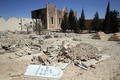 シリア中部ホムス・カルヤタインにあるエリアン修道院で破壊されたキリスト教徒らの墓（2016年4月4日撮影）。(c)AFP/JOSEPH EID