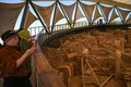 トルコのシャンルウルファにある古代遺跡ギョベクリテペを訪れた観光客（2022年5月18日撮影）。(c)Ozan KOSE / AFP