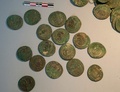 スペイン南部セビリアの工事現場から見つかった古代ローマ時代の硬貨。同市の考古学博物館で（2016年4月28日撮影）。(c)AFP/Gogo Lobato