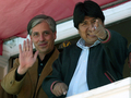 写真は、カーニバルを観賞に訪れたエボ・モラレス（Evo Morales）大統領（右）とアルバロ・ガルシア・リネラ（Alvaro Garcia Linera）副大統領。(c)AFP/Aizar RALDES