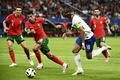 サッカー欧州選手権準々決勝、ポルトガル対フランス。突破を図るフランスのキリアン・エムバペ（右、2024年7月5日撮影）。(c)Angelos Tzortzinis / AFP