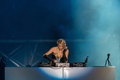 パリス・ヒルトン（Paris Hilton）が23日、ブラジル・サンパウロ（Sao Paulo）で開かれたポップ・ミュージック・フェスティバル（Pop Music Festival）でＤＪプレイを披露した（2012年6月23日撮影）。(c)AFP/Yasuyoshi CHIBA