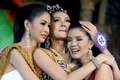 タイのパタヤ（Pattaya）で開催された、最も美しい性転換者を選ぶコンテスト「ミス・ティファニー・ユニバース2009（Miss Tiffany&apos;s Universe 2009）」で優勝したSorrawee Nattee さん（中央）。このコンテストは性転換者へのイメージアップと、タイ観光のプロモーションを目的として開かれている（2009年5月15日撮影）。(c)AFP/NICOLAS ASFOURI