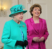 ダブリン（Dublin）の大統領公邸で記念撮影に応じるエリザベス女王（Queen Elizabeth II、左）とメアリー・マカリース（Mary McAleese）大統領（2011年5月17日撮影）。(c)AFP/TONY MAXWELL