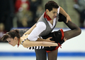 11-12フィギュアスケートGPシリーズ第2戦スケート・カナダ（2011 Skate Canada International）は30日、オンタリオ（Ontario）州ミシサガ（Mississauga）のハーシーセンター（Hershey Centre）でアイスダンスのフリーダンス（FD）が行われ、ショート・ダンス（SD）で首位に立っていたカナダのテッサ・ヴァーチュー（Tessa Virtue）／スコット・モイア（Scott Moir）組が、FDでも首位となる106.73点を記録し、合計178.34点で優勝を飾った。

合計154.87点で3位に入ったイタリアのアンナ・カッペリーニ（Anna Cappellini）／ルカ・ラノッテ（Luca Lanotte）組（2011年10月30日撮影）。(c)AFP/Geoff Robins