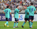 スペイン1部リーグFCバルセロナ（FC Barcelona）は4日、韓国・ソウル（Seoul）で韓国のKリーグ・オールスターと親善試合を行い、途中出場したリオネル・メッシ（Lionel Messi）の2得点などで、5-2で勝利した。 写真はゴールを決め喜ぶメッシ（中央）とバルセロナの選手たち。（2010年8月4日撮影）(c)AFP/JUNG YEON-JE