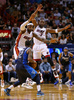 12-13NBAは2日、各地で試合が行われ、マイアミ・ヒート（Miami Heat）はオーバータイムの末にダラス・マーベリックス（Dallas Mavericks）を119-109で下した。

ダラス・マーベリックスのOJ・マヨ（O.J. Mayo、手前）にダブルチーム・ディフェンスで対応するマイアミ・ヒートのドウェイン・ウェイド（Dwyane Wade、右）とレブロン・ジェームス（LeBron James、2013年1月2日撮影）。(c)AFP/Getty Images/Mike Ehrmann