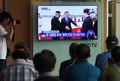 北朝鮮の平壌に到着した韓国の文在寅大統領と、出迎えた北朝鮮の金正恩朝鮮労働党委員長を映したテレビ画面（2018年9月18日撮影）。(c)Jung Yeon-je / AFP