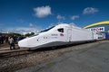 仏西部ラロシェルにある鉄道車両大手アルストムの工場で公開されたフランス国鉄向けの次世代高速鉄道車両「TGV M」（2022年9月9日撮影）。(c)XAVIER LEOTY / AFP
