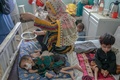 アフガニスタン南部カンダハルの病院で治療を受ける子ども（2021年9月27日撮影）。(c)BULENT KILIC / AFP