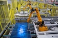 安徽省合肥市内の企業で産業用ロボットが太陽光発電モジュールに電池を組み込む（撮影日不明）。(c)People’s Daily/阮雪楓