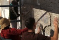 パレスチナ自治区ヨルダン川西岸（West Bank）のエリコ（Jericho）近くにあるデイル・ハジラの修道院（Hejleh monastery）で、モザイク画を制作する専門家たち（2014年2月19日撮影）。(c)AFP/ABBAS MOMANI