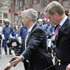 ドイツ西部ウィースバーデン（Wiesbaden）で、クリスチャン・ウルフ（Christian Wulff）同国大統領（中央）に投げつけられる卵から大統領を守る警備員（左、2011年4月14日撮影）。(c)AFP/BORIS ROESSLER