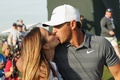 男子ゴルフ米国ツアーメジャー第2戦、全米オープン選手権最終日。恋人と優勝を喜び合うブルックス・ケプカ（左、2018年6月17日撮影）。(c)Streeter Lecka/Getty Images/AFP