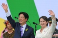 台湾・台北の総統府で就任演説を終え手を振る頼清徳新総統（左）と蕭美琴副総統（2024年5月20日撮影）。(c)Sam YEH / AFP 