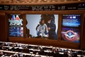 ロシア・モスクワ郊外のミッションコントロールセンターのモニターに映し出された、地球に帰還した前澤友作氏（中央、2021年12月20日撮影）。(c)Alexander NEMENOV / AFP