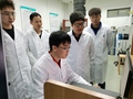 学生の実験を指導する蘇州大学放射線医学・放射線防護国家重点実験室の王殳凹教授（右から2人目、2021年3月20日撮影）。(c)Xinhua News